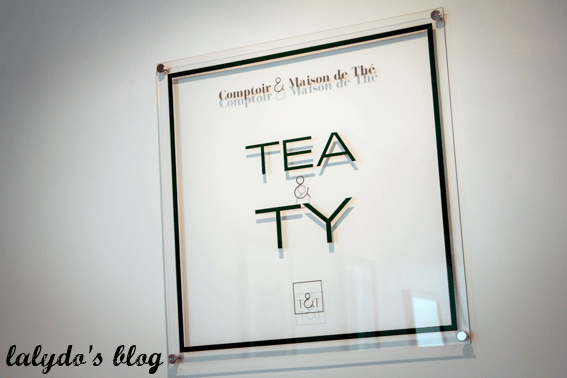 tea-and-ty-enseigne-interieur