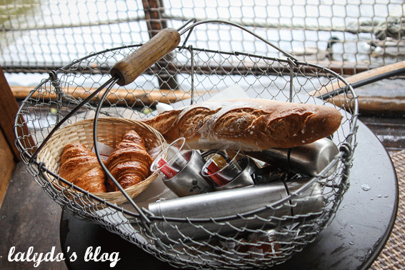 petit-dejeuner-cabane-sur-l-eau-domaine-des-ormes-lalydo-blog-3