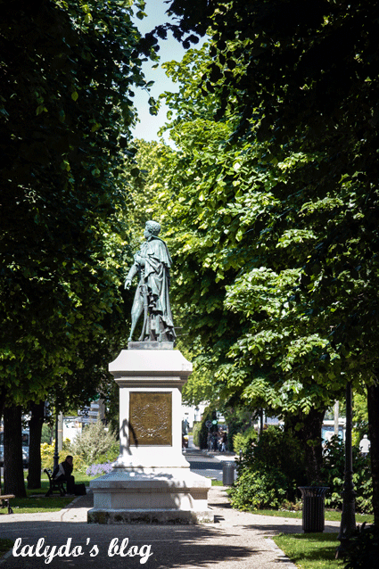 statue-boulevard-michel-de-montaigne-perigueux-lalydo-blog
